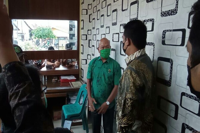 Usai mencopot Kepala Dinas (Kadis) Kesehatan Kota Medan Edwin Effendi, kini giliran Lurah Sidorame Timur Hermanto yang dicopot oleh Walikota Medan Bobby Nasution.