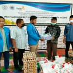 Pengurus KNPI Sumatera Utara (Sumut) menyerahkan bantuan sembako ke Panti Asuhan Bayi Sehat Muhammadiyah Sumut, di Jalan Jermal IV, Kecamatan Medan Denai, Kota Medan, Jumat (23/4/2021) sore. 