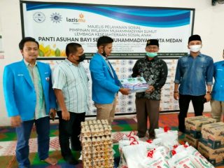 Pengurus KNPI Sumatera Utara (Sumut) menyerahkan bantuan sembako ke Panti Asuhan Bayi Sehat Muhammadiyah Sumut, di Jalan Jermal IV, Kecamatan Medan Denai, Kota Medan, Jumat (23/4/2021) sore. 