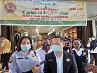 Kelompok Sadar (Pokdar) Kamtibmas Bhayangkara Polda Sumut dan Kakiku Reflexy melakukan giat sosial pembagian paket ramadhan ke sejumlah para penyandang disabilitas di Komplek Cemara Asri, Jumat (23/4/2021).
