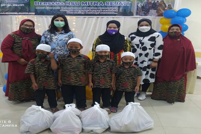 RS Mitra Sejati berbagi kasih dengan 175 orang anak yatim piatu dan duafa di Lantai IV Aula Gedung, Jalan AH Nasution, Sabtu (24/4/2021).