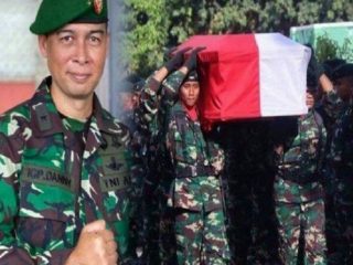 Kepala BIN Daerah (Kabinda) Papua Brigjen TNI I Gusti Putu Danny Karya Nugraha Karya gugur setelah terlibat kontak tembak dengan Kelompok Kriminal Bersenjata (KKB) di Kampung Dambet, Distrik Beoga, Kabupaten Puncak, Minggu (25/4/2021), sekitar 15.50 WIT.