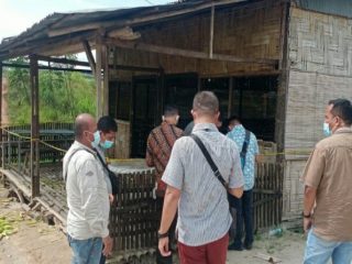 Pensiunan Polri berinisial MP terkapar ditikam pria di warung tuak Desa Pasar Melintang, Kecamatan Lubukpakam.