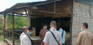 Pensiunan Polri berinisial MP terkapar ditikam pria di warung tuak Desa Pasar Melintang, Kecamatan Lubukpakam.