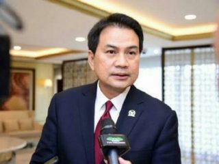 Lembaga Pengawasan Penegakan Hukum Indonesia (LP3HI) melaporkan Wakil Ketua DPR Aziz Syamsuddin ke Mahkamah Kehormatan Dewan (MKD), Senin (26/4/2021).