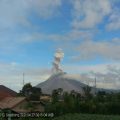 Gunung Sinabung di Kabupaten Karo, Sumatera Utara (Sumut) kembali erupsi Selasa (27/4/2021) pagi.