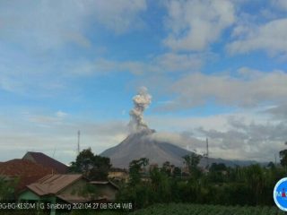 Gunung Sinabung di Kabupaten Karo, Sumatera Utara (Sumut) kembali erupsi Selasa (27/4/2021) pagi.