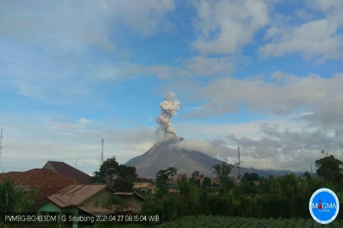Gunung Sinabung di Kabupaten Karo, Sumatera Utara (Sumut) kembali erupsi Selasa (27/4/2021) pagi.