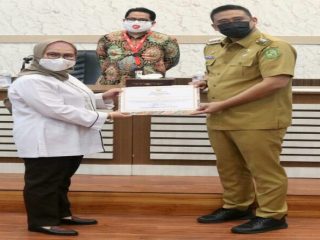 Walikota Medan, Muhammad Bobby Afif Nasution mengharapkan dukungan KPK dan Kejari Medan untuk memungut retribusi dan pajak Center Point Mall di Jalan Jawa, Kecamatan Medan Timur.