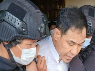 Densus 88 menangkap mantan petinggi FPI, Munarman di perumahan Modern Hills, Pamulang, Tangerang Selatan, Selasa (27/4/2021) sekitar pukul 15.30 WIB.