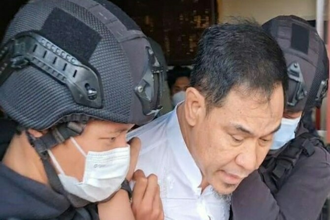 Densus 88 menangkap mantan petinggi FPI, Munarman di perumahan Modern Hills, Pamulang, Tangerang Selatan, Selasa (27/4/2021) sekitar pukul 15.30 WIB.