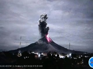 Gunung Sinabung di Kabupaten Karo, Sumatera Utara erupsi sebanyak dua kali pada Rabu (28/4/2021) dini hari.
