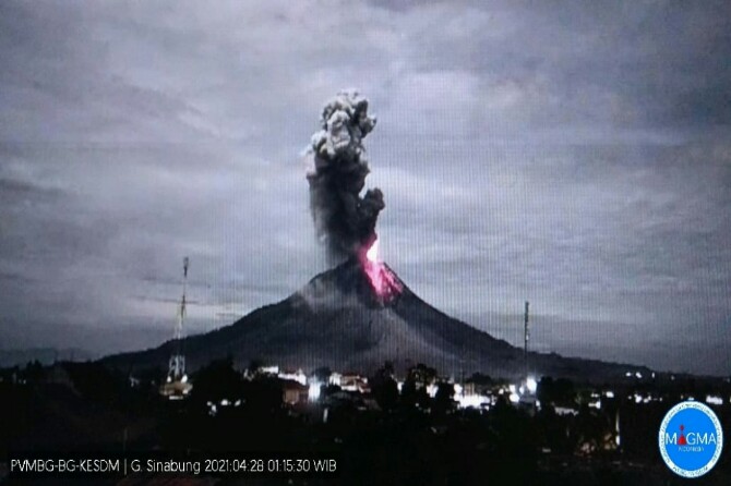 Gunung Sinabung di Kabupaten Karo, Sumatera Utara erupsi sebanyak dua kali pada Rabu (28/4/2021) dini hari.