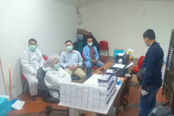 Subdit IV Kriminal Khusus Polda Sumatera Utara (Sumut) melakukan penindakan terhadap gerai pelayanan rapid test di Bandara Kualanamu, Deliserdang.