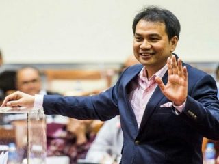 Penyidik Komisi Pemberantasan Korupsi (KPK) menyambangi gedung DPR, Rabu (28/4/2021) petang. Kedatangan mereka diketahui untuk melakukan penggeledahan di ruangan Wakil Ketua DPR Aziz Syamsuddin.