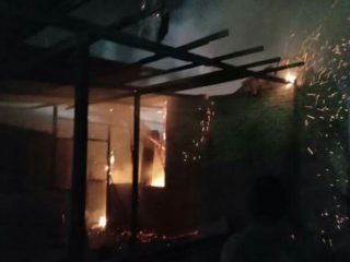 Diduga Stres, Pria di Marelan Bakar Rumahnya Sendiri