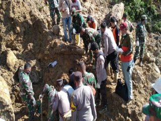Hujan deras yang terus turun mengakibatkan longsor di sekitar kawasan Pembangkit Listrik Tenaga Air (PLTA) Batang Toru, Kecamatan Batang Toru, Kabupaten Tapanuli Selatan (Tapsel), Kamis (29/4/2021)