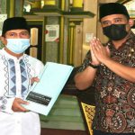 Penyerahan akta Koperasi Masjid Darul Jalal oleh Walikota Medan, Muhammad Bobby Afif Nasution kepada Ketua BKM Darul Jalal, Indra Gunawan, Jumat (30/4/2021).