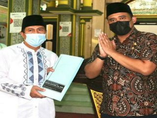 Penyerahan akta Koperasi Masjid Darul Jalal oleh Walikota Medan, Muhammad Bobby Afif Nasution kepada Ketua BKM Darul Jalal, Indra Gunawan, Jumat (30/4/2021).