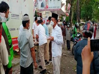 Ketua DPD Gerindra Sumu Gus Irawan Pasaribu turun ke masyarakat bagikan makanan jelang berbuka puasa. Gus instruksikan kader untuk terus bergerak dan saling berbagi selama bulan Ramadhan.