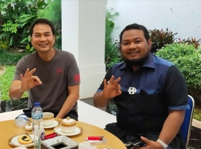 Azis Syamsuddin (tengah) berfoto bersama dengan Walikota Tj Balai M Syahrial (kanan) pada November 2020. Ketua KPK menyebut peran Az dalam mengenalkan Syahrial pada penyidik KPK yang berujung dugaan penyuapan. (Sumber: Instagram HM Syahrial)
