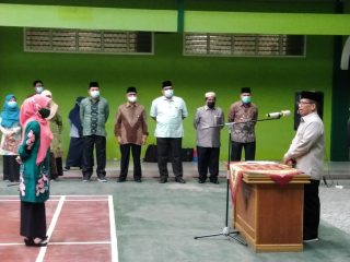 Rektor UIN Sumut Prof Syahrin Harahap (kanan) saat melantik Academic Writing Centre (AWC) UIN Sumut.(ist)