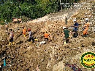 Hingga kini tiga orang dinyatakan tewas dalam longsor yang terjadi di kawasan proyek Pembangkit Listrik Tenaga Air (PLTA) Batang Toru, Kecamatan Batang Toru, Kabupaten Tapanuli Selatan (Tapsel), Kamis (29/4/2021) malam.