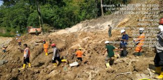 Hingga kini tiga orang dinyatakan tewas dalam longsor yang terjadi di kawasan proyek Pembangkit Listrik Tenaga Air (PLTA) Batang Toru, Kecamatan Batang Toru, Kabupaten Tapanuli Selatan (Tapsel), Kamis (29/4/2021) malam.