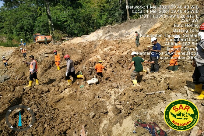 Hingga kini tiga orang dinyatakan tewas dalam longsor yang terjadi di kawasan proyek Pembangkit Listrik Tenaga Air (PLTA) Batang Toru, Kecamatan Batang Toru, Kabupaten Tapanuli Selatan (Tapsel), Kamis (29/4/2021) malam.