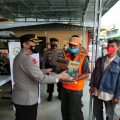 Kapolresta Pematangsiantar AKBP Boy Sutan Binanga Siregar dan Ketua Bhayangkari Ny Fifi Boy Siregar berbagi kasih beberapa paket sembako.