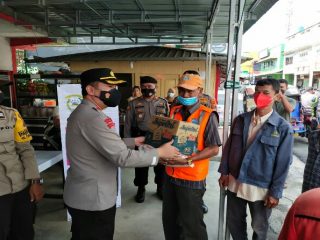 Kapolresta Pematangsiantar AKBP Boy Sutan Binanga Siregar dan Ketua Bhayangkari Ny Fifi Boy Siregar berbagi kasih beberapa paket sembako.