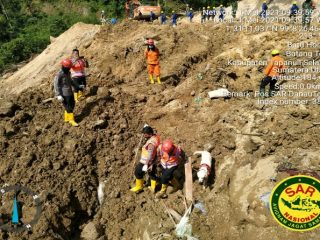 Berdasarkan data dari Tim SAR gabungan, total ada 12 orang yang menjadi korban longsor di kawasan proyek Pembangkit Listrik Tenaga Air (PLTA) Batang Toru, Kecamatan Batang Toru, Kabupaten Tapanuli Selatan (Tapsel), Kamis (29/4/2021) malam. Tiga diantaranya dinyatakan tewas sedangkan 9 lainnya masih dalam proses pencarian.