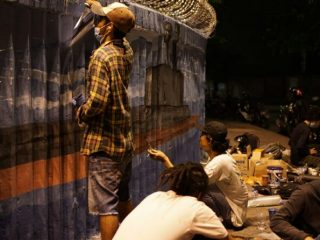 Komunitas Kampung Sendiri, yang bergerak diberbagai bidang, salah satunya seni lukis, melakukan pembuatan mural KRI Nanggala 402 di kawasan persimpangan empat glugur, jalan Kolonel Yos Sudarso, jalan Putri Hijau, Sabtu (1/5).