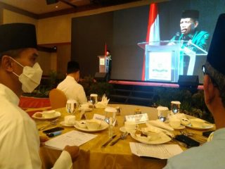 Kamar Dagang dan Industri (Kadin) sebagai organisasi pengusaha yang bergerak di bidang perekonomian memberikan harapan pada masyarakat Indonesia atas lapangan kerja dan kemakmuran.