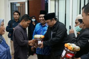 Program Studi Ilmu Komunikasi Fakultas Ilmu Sosial Universitas Islam Negeri Sumatera Utara menggelar kegiatan peduli dengan menyantuni para yatim piatu dan cleaning service, di kampus Jalan Williem Iskandar Medan Estate, Sabtu (1/5/2021).