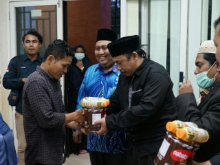 Program Studi Ilmu Komunikasi Fakultas Ilmu Sosial Universitas Islam Negeri Sumatera Utara menggelar kegiatan peduli dengan menyantuni para yatim piatu dan cleaning service, di kampus Jalan Williem Iskandar Medan Estate, Sabtu (1/5/2021).