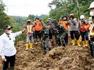 Gubernur Sumatra Utara (Sumut) Edy Rahmayadi bersama rombongan melakukan peninjauan ke lokasi longsor di kawasan proyek Pembangkit Listrik Tenaga Air (PLTA) Batangtoru, Desa Marancar Godang, Kecamatan Batangtoru, Kabupaten Tapanuli Selatan (Tapsel), Minggu (2/5/2021).