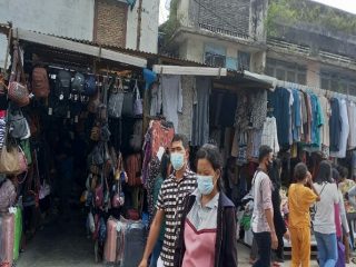 Menjelang Hari Raya Idul Fitri 1442 H, lokasi penjualan pakaian bekas (monja) import di Pajak Sambu, Jalan Sutomo Medan, mulai dipadati para pembeli.