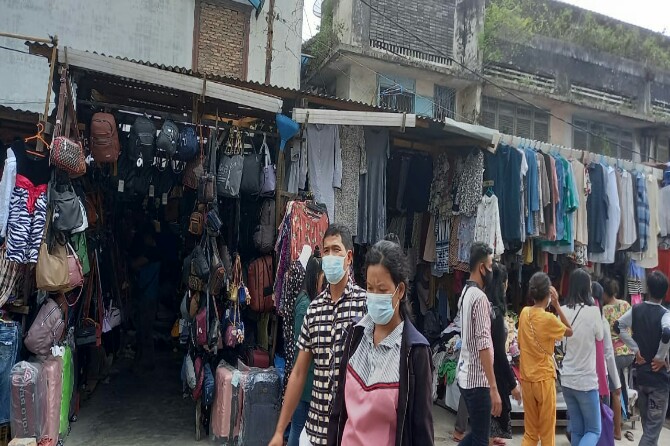 Menjelang Hari Raya Idul Fitri 1442 H, lokasi penjualan pakaian bekas (monja) import di Pajak Sambu, Jalan Sutomo Medan, mulai dipadati para pembeli.