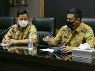 Walikota Medan, Muhammad Bobby Afif Nasution saat bertemu para pelaku usaha mall di Kantor Walikota Medan, Selasa (4/5/2021)