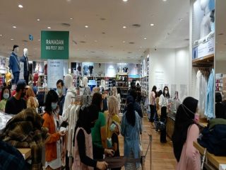 Menjelang Idul Fitri 1442 H, sejumlah mall di kota Medan ramai pengunjung, Selasa (4/5/2021).