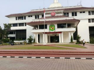 Nenek Halimah Sembiring menangis di Ombudsman RI Perwakilan Sumut, karena lahannya tak kunjung dibayar oleh Pemko Medan.