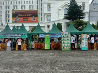 Jelang Hari Raya Idul Fitri 1442 H, Dinas Perdagangan dan Perindustrian (Disperindag) Sumut menggelar pasar murah di halaman Kantor Gubenur, Jalan Pangeran Diponegoro Medan