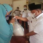 Bupati Langkat Terbit Rencana PA menyerahkan bantuan 630 paket sembako untuk kaum dhuafa di Masjid Al Ikhsan, Kelurahan Bela Rakyat, Kecamatan Kuala, Langkat, Rabu (5/5/2021).