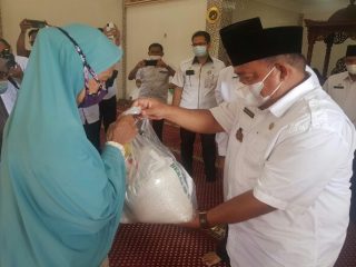 Bupati Langkat Terbit Rencana PA menyerahkan bantuan 630 paket sembako untuk kaum dhuafa di Masjid Al Ikhsan, Kelurahan Bela Rakyat, Kecamatan Kuala, Langkat, Rabu (5/5/2021).
