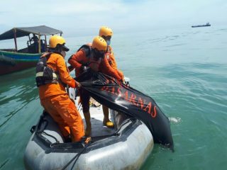 Pencarian hari ketiga terhadap Safri (24), anak buah kapal (ABK) yang lompat dari kapal akhirnya membuahkan hasil. Ia ditemukan ke arah 7 mil laut dari bibir Pantai Labu, Kamis (6/5/2021) sekita pukul 10.49 WIB.