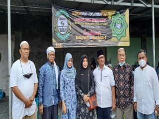 Keluarga Besar Ikatan Alumni SMAN 11 eks 10 Medan mengadakan giat bakti sosial (baksos) pembagian paket Ramadhan ke sejumlah anak yatim dan keluarga alumni, Jumat (7/5/2021).