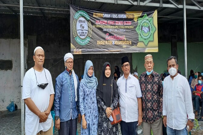 Keluarga Besar Ikatan Alumni SMAN 11 eks 10 Medan mengadakan giat bakti sosial (baksos) pembagian paket Ramadhan ke sejumlah anak yatim dan keluarga alumni, Jumat (7/5/2021).