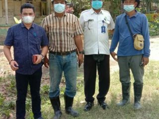 Herman bersama pihak PT MTT melakukan survei titik kordinat untuk pembangunan Boster penampungan air bersih