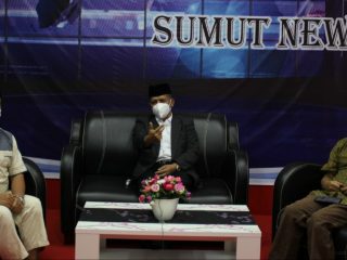 Rektor UINSU Prof Syahrin Harahap (tengah), Sosiolog UMSU, Shohibul Anshor Siregar (kanan) dan Dr Hasan Sazali diabadikan usai menjadi pembicara Talkshow "Pesan Dari UINSU" yang digagas Laboratorium Komunikasi FIS UINSU, Jumat (7/5/2021).